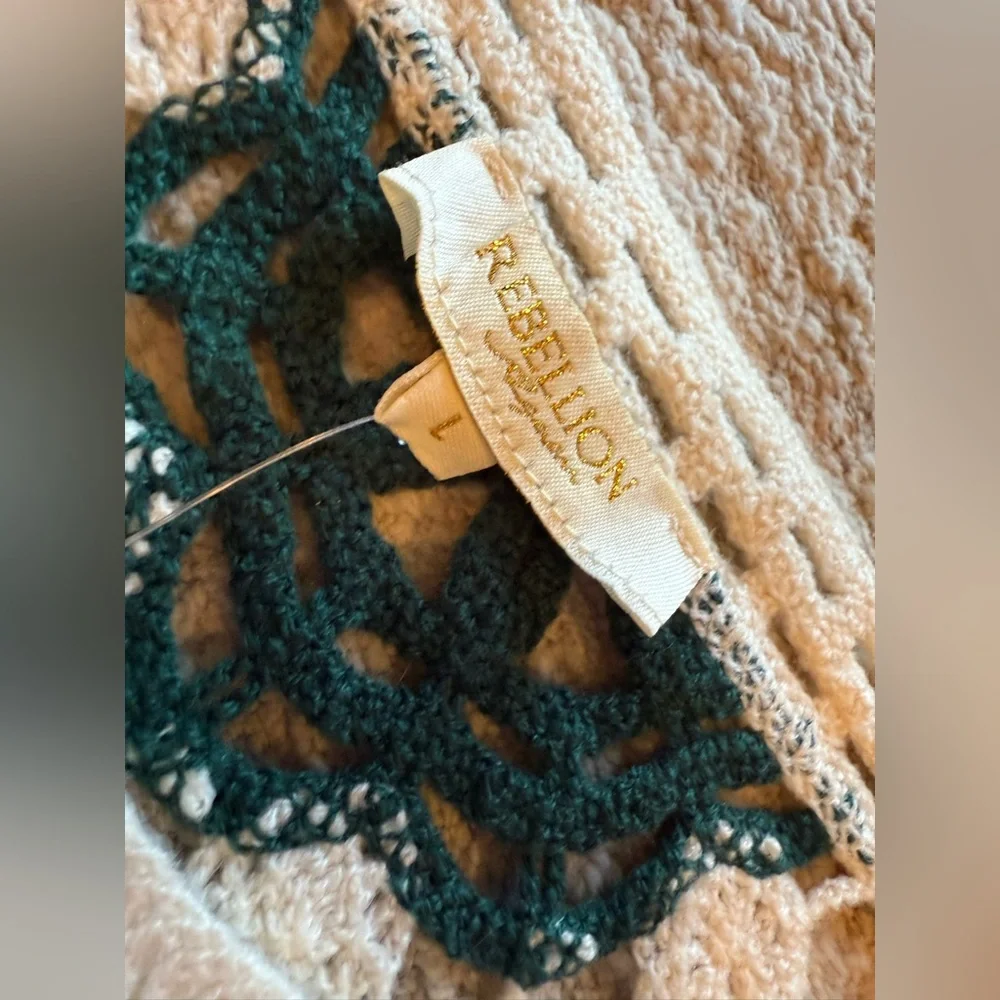 Rebellion Cream and Dark Green Crochet Lace Top - Picture 4 of 5